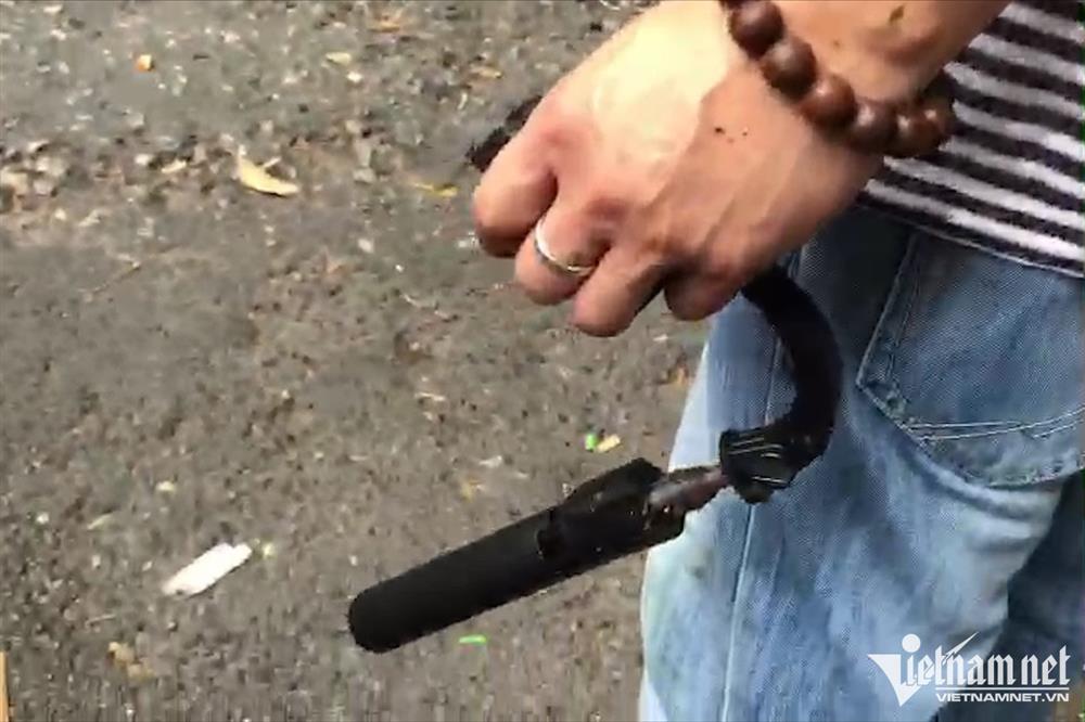 Cố lách chụp ảnh, người đàn ông bị tàu hất văng vào tường-2