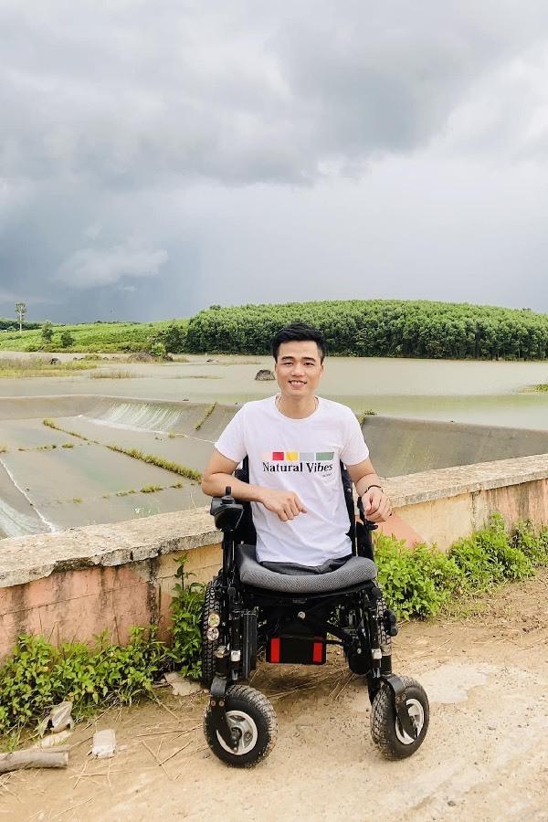 Loạt ảnh trước khi biến cố của chàng trai không chân lấy vợ đẹp-2