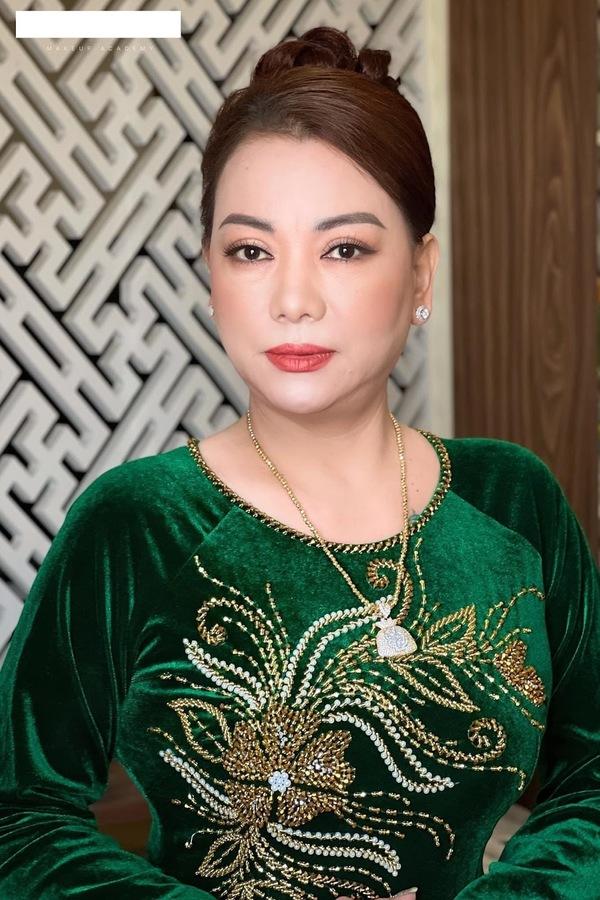 Mẹ vợ Mạc Văn Khoa gây sốt vừa đẹp lại sành điệu-4