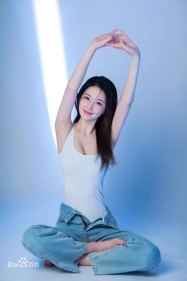 Tờ HK01 nhận xét, không bàn về diễn xuất, ngoại hình gợi cảm của Quế Tinh Tinh trong phim hoàn toàn "soán ngôi" đàn chị Từ Đông Đông.