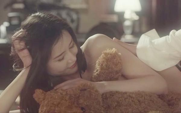 Trong phim, Khâu Ý Nùng có nhiều cảnh gợi cảm. Thậm chí, mỹ nhân sinh năm 1990 không ngại khỏa thân cho một phân cảnh.