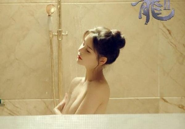 Ngoài cảnh khỏa thân táo bạo, người đẹp 9X còn gây thương nhớ với cảnh tắm gợi cảm.