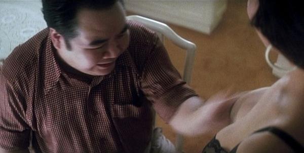 Trong phim, Diệp Tử My có cảnh trút bỏ xiêm y vô cùng táo bạo trước mặt Trịnh Tắc Sĩ. Nghi ngờ cô bồ phản bội mình, Phì Ba dùng tay lột áo, đánh mạnh vào vòng 1 của Mi Mi. Đây cũng là cảnh quay gây sốc nhất phim.