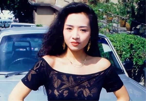 Sở hữu vòng 1 với số đo "khủng", Diệp Tử My nhanh chóng nổi tiếng. Biết rõ đây là lợi thế "kiếm cơm", cô đào 6X chi 6 tỷ đồng mua bảo hiểm vòng một.