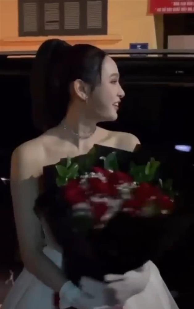 Hiền Hồ khoe cận dung nhan, hào hứng ký tặng fan ngày trở lại-2