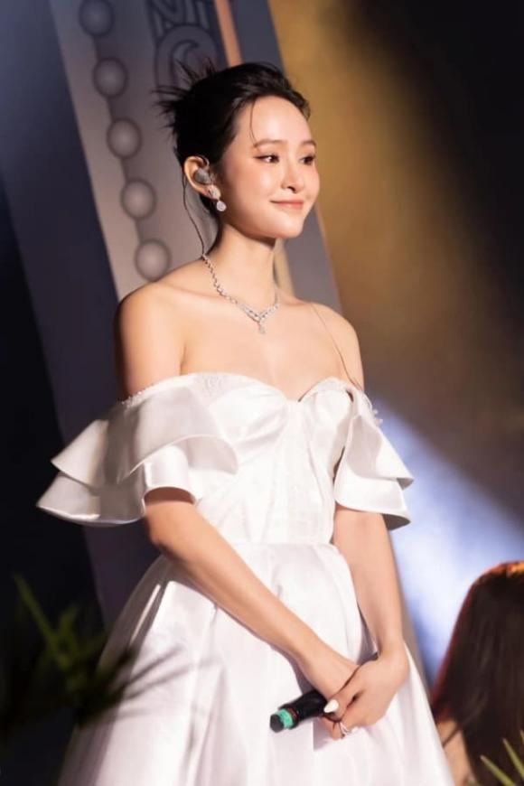 Hiền Hồ khoe cận dung nhan, hào hứng ký tặng fan ngày trở lại-8