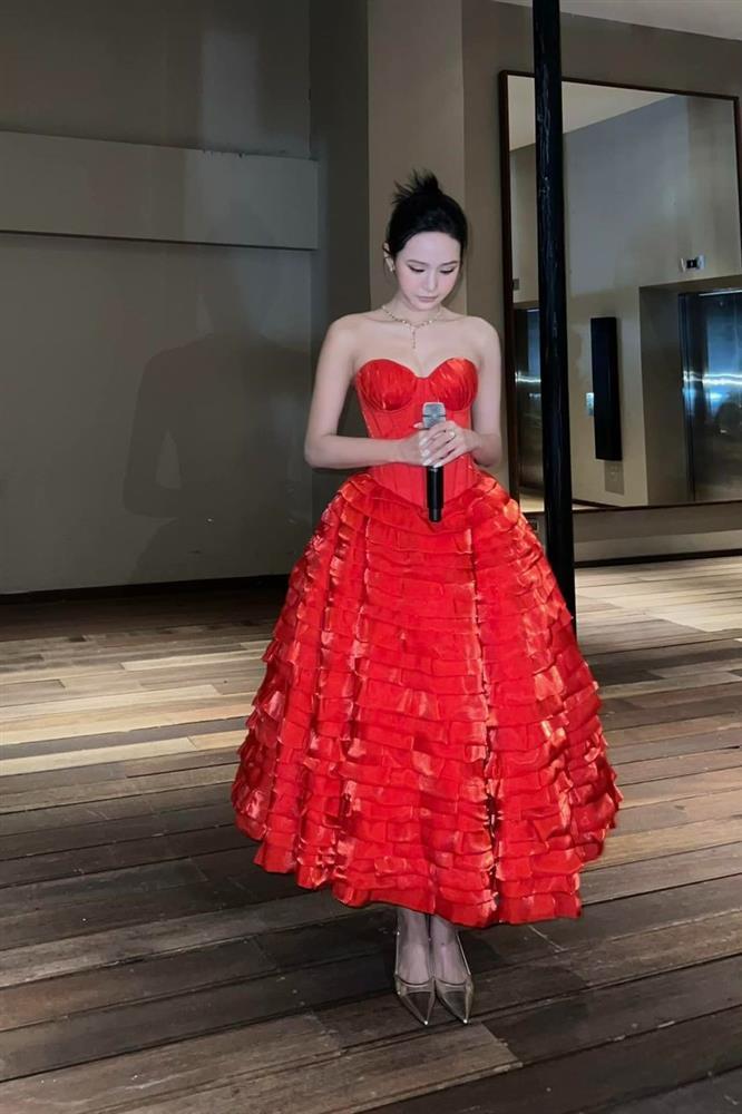 Hiền Hồ khoe cận dung nhan, hào hứng ký tặng fan ngày trở lại-6