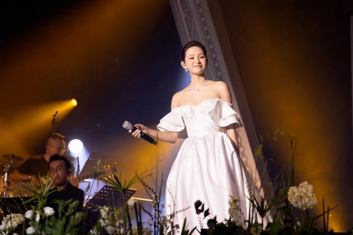 Hiền Hồ khoe cận dung nhan, hào hứng ký tặng fan ngày trở lại-9