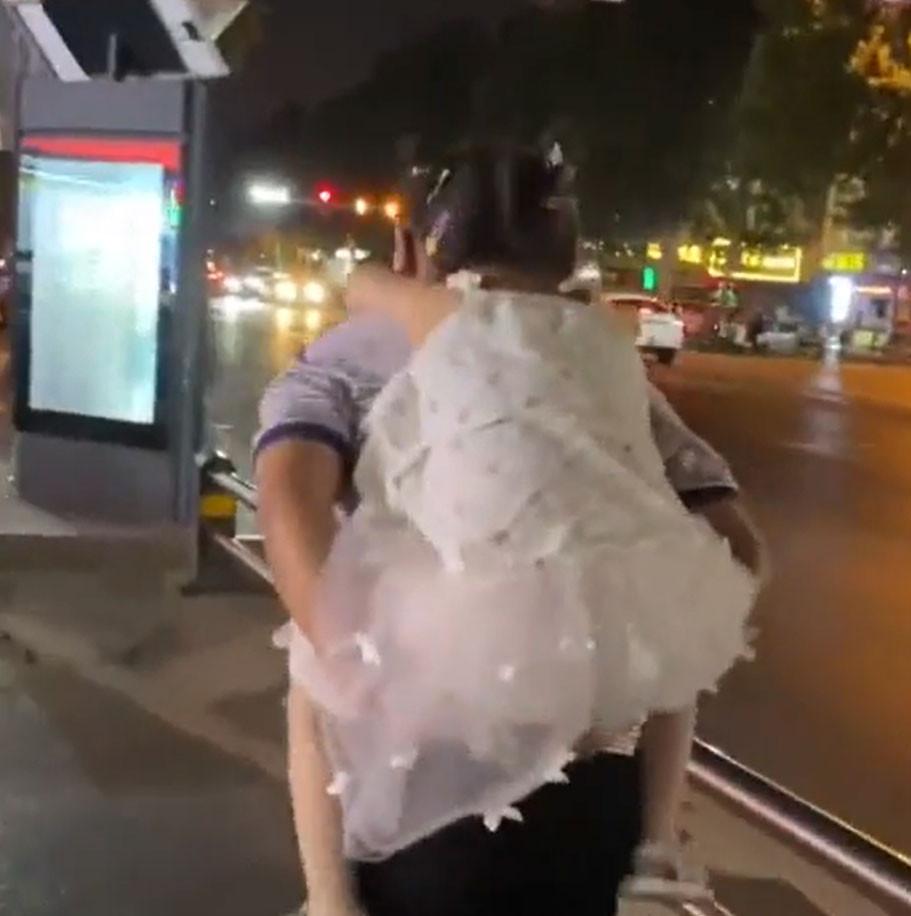 Bé gái mếu máo khóc vì bị nói giống bố-2