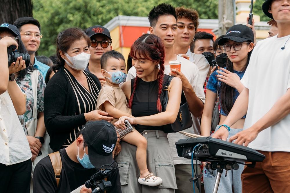 Con trai Rhymastic bất ổn khi nghe bố biểu diễn-4