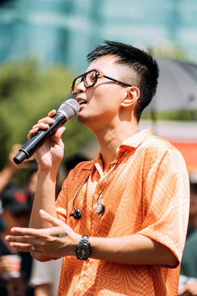 Con trai Rhymastic bất ổn khi nghe bố biểu diễn-7