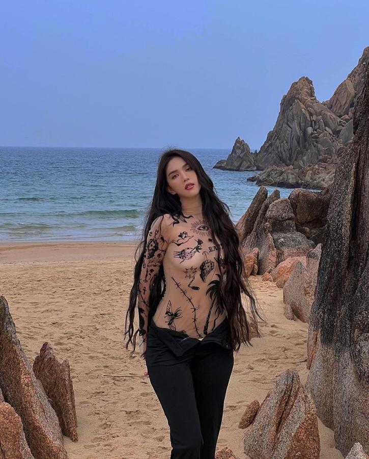 Chiếc áo này từng được Ngọc Trinh mặc trước đó trong một chuyến du lịch nhưng với sự kết hợp giản dị hơn rất nhiều.