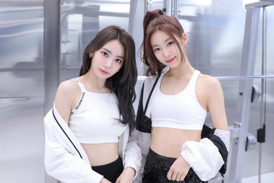 Tranh cãi việc hai ca sĩ Nhật bị hỏi chuyện vào khách sạn với bạn trai