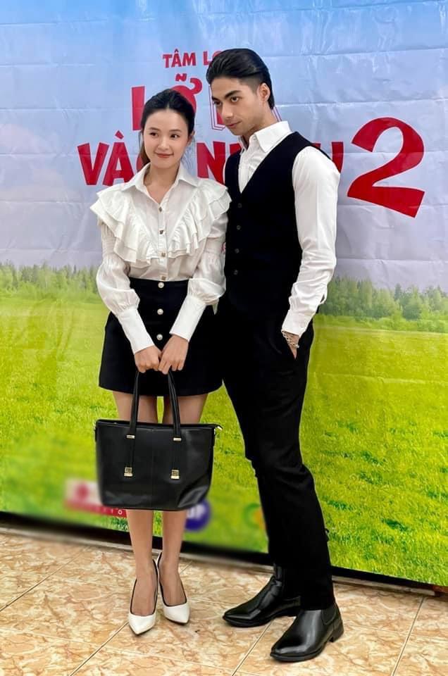 Midu nối gót Nhã Phương đi giày rộng ngoác phá game-2