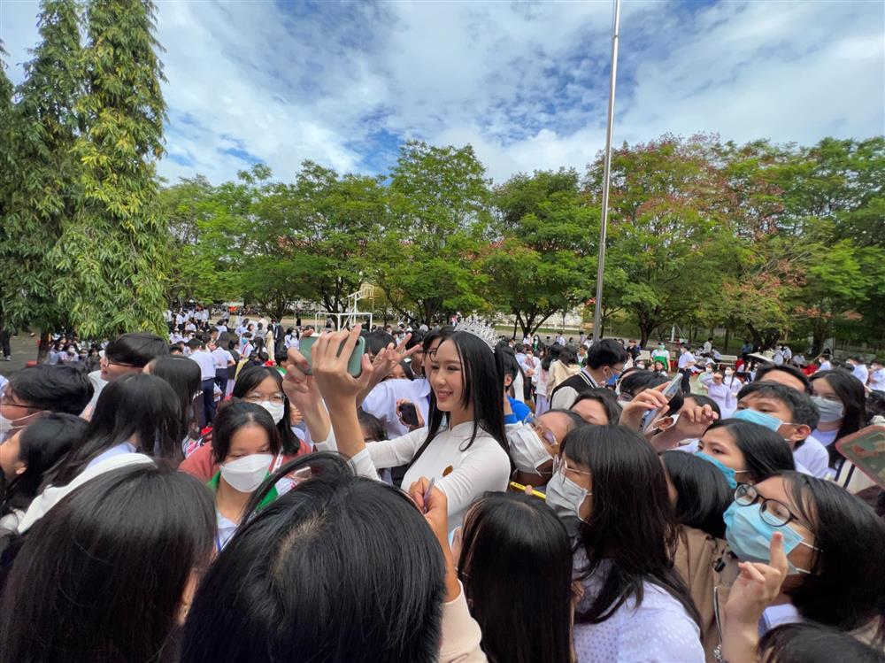 Á hậu Bảo Ngọc cao vượt trội giữa biển người khi về thăm trường cũ-2