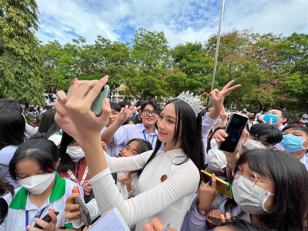 Á hậu Bảo Ngọc cao vượt trội giữa biển người khi về thăm trường cũ-3