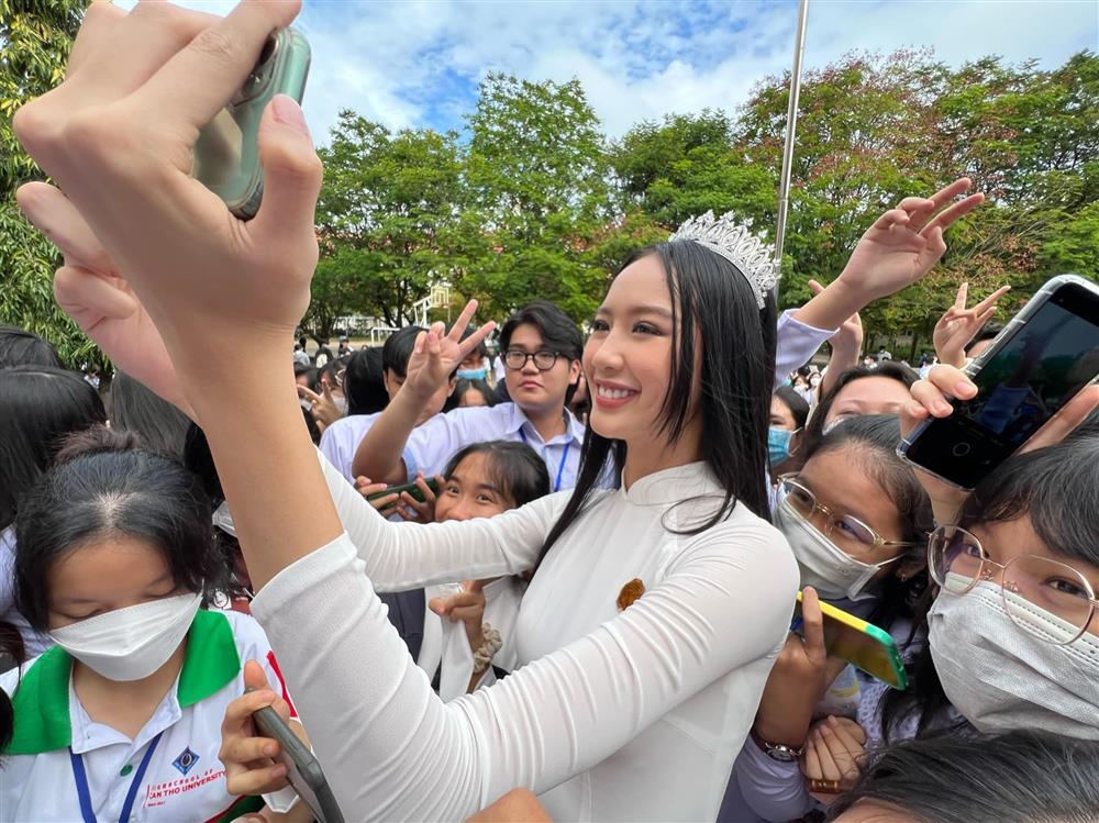 Á hậu Bảo Ngọc cao vượt trội giữa biển người khi về thăm trường cũ-4