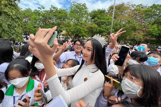 Á hậu Bảo Ngọc cao vượt trội giữa biển người khi về thăm trường cũ