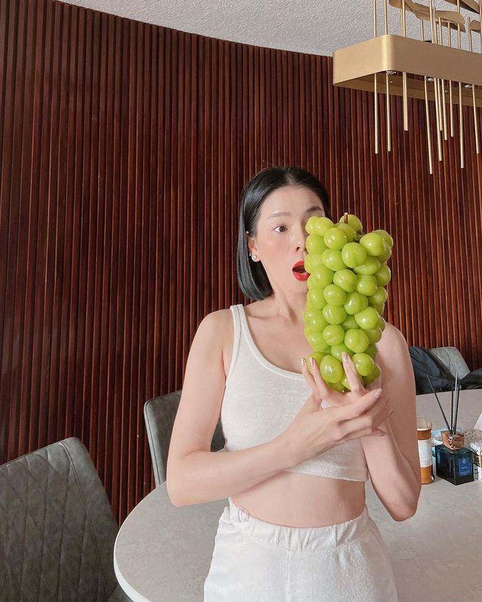 Lệ Quyên giữ gìn vóc dáng nhờ... ăn nho 3 triệu/chùm-1