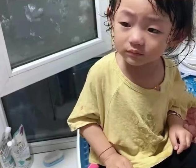 Bé gái 2 tuổi mắng bố lưu manh, hỏi nguyên nhân ai nấy cười bò-1