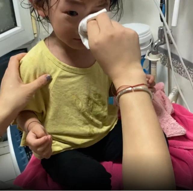 Bé gái 2 tuổi mắng bố lưu manh, hỏi nguyên nhân ai nấy cười bò-2