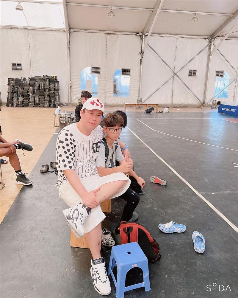 Chồng cũ Lệ Quyên ăn mặc như trai 18 ở tuổi U50-1