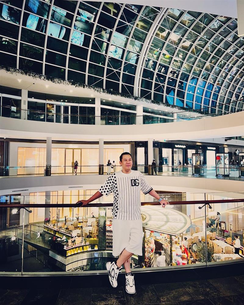 Chồng cũ Lệ Quyên ăn mặc như trai 18 ở tuổi U50-2