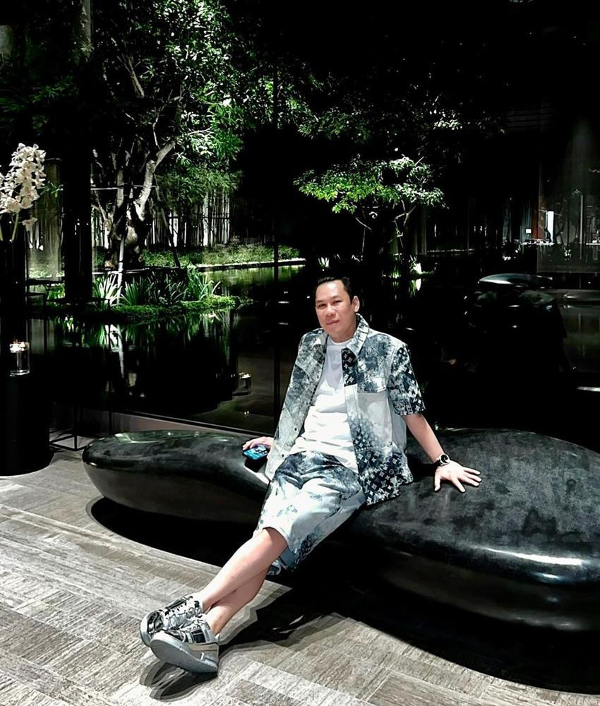 Chồng cũ Lệ Quyên ăn mặc như trai 18 ở tuổi U50-8