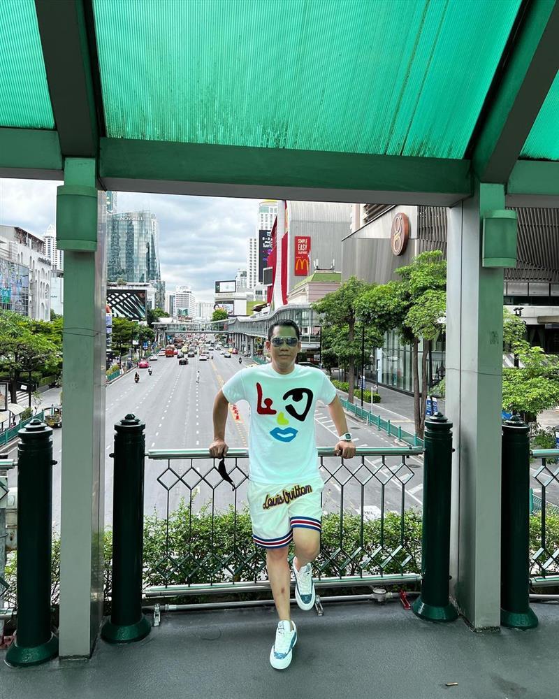 Chồng cũ Lệ Quyên ăn mặc như trai 18 ở tuổi U50-11