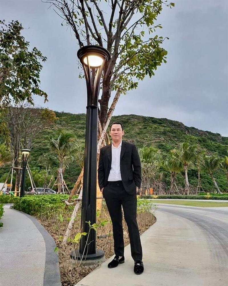 Chồng cũ Lệ Quyên ăn mặc như trai 18 ở tuổi U50-13