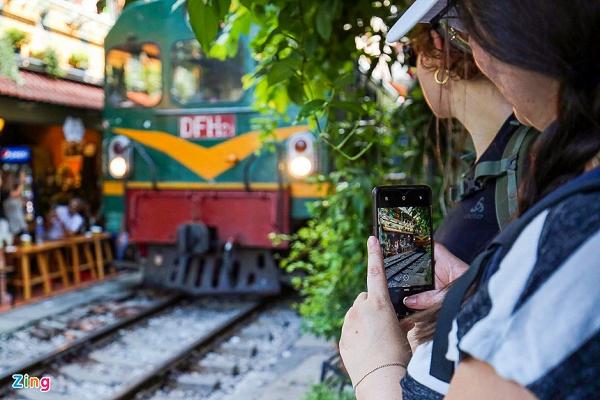 Nhiều cầu thủ Borussia Dortmund chụp ảnh ở cà phê đường tàu-2