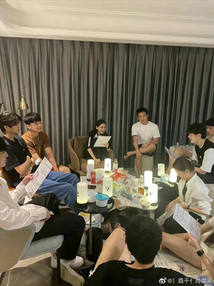 Angelababy hứng chỉ trích vì tấm ảnh hút thuốc lá-1