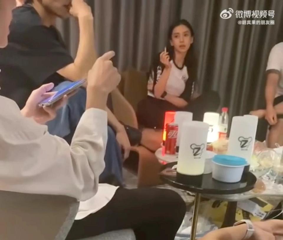 Angelababy hứng chỉ trích vì tấm ảnh hút thuốc lá-2
