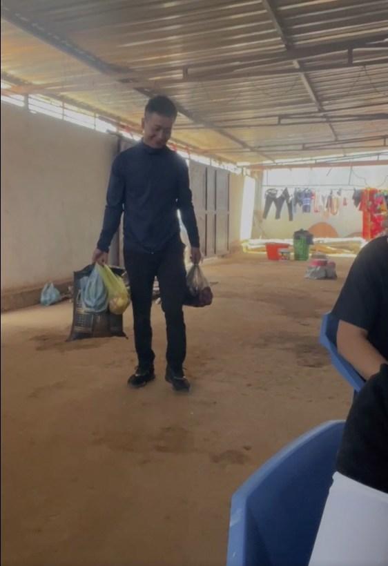 Soi loạt biểu cảm khó hiểu Quang Linh Vlog khi Bà Nhân về Nhật-3