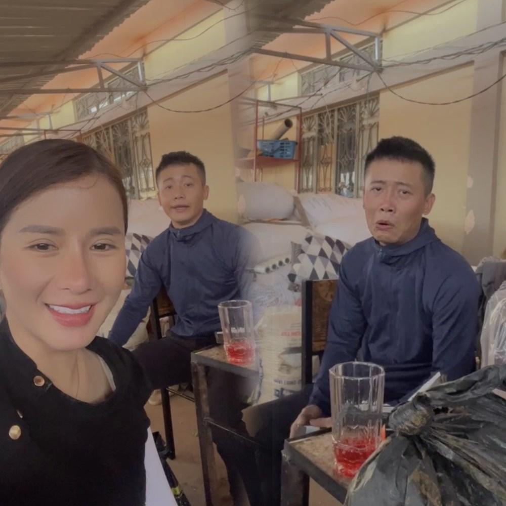 Soi loạt biểu cảm khó hiểu Quang Linh Vlog khi Bà Nhân về Nhật-5