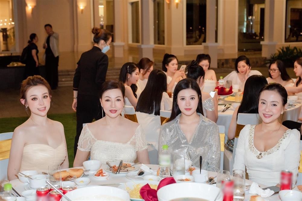 Mẹ Huyền Baby lên sóng, nhan sắc U60 lấn lướt cả 3 cô con gái-8