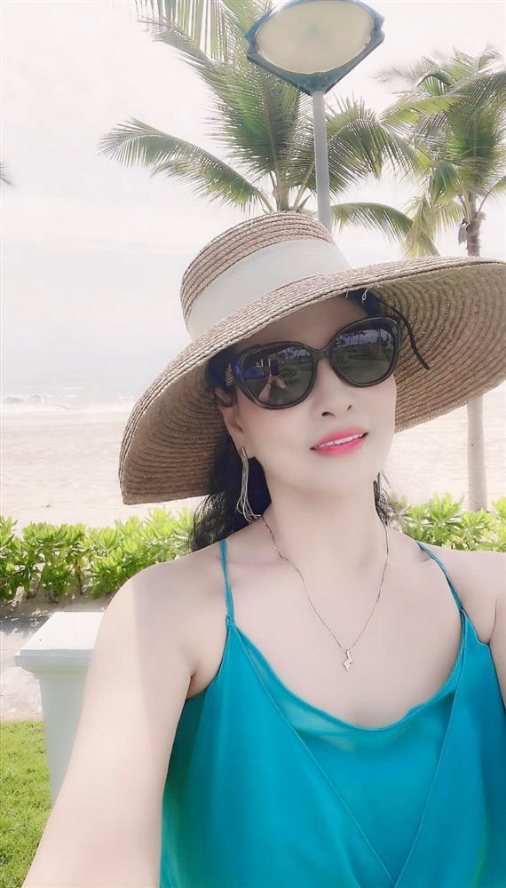 Mẹ Huyền Baby lên sóng, nhan sắc U60 lấn lướt cả 3 cô con gái-4