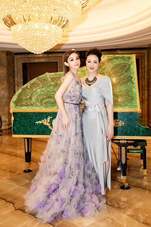 Mẹ Huyền Baby lên sóng, nhan sắc U60 lấn lướt cả 3 cô con gái-10