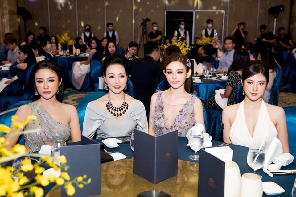 Mẹ Huyền Baby lên sóng, nhan sắc U60 lấn lướt cả 3 cô con gái-7