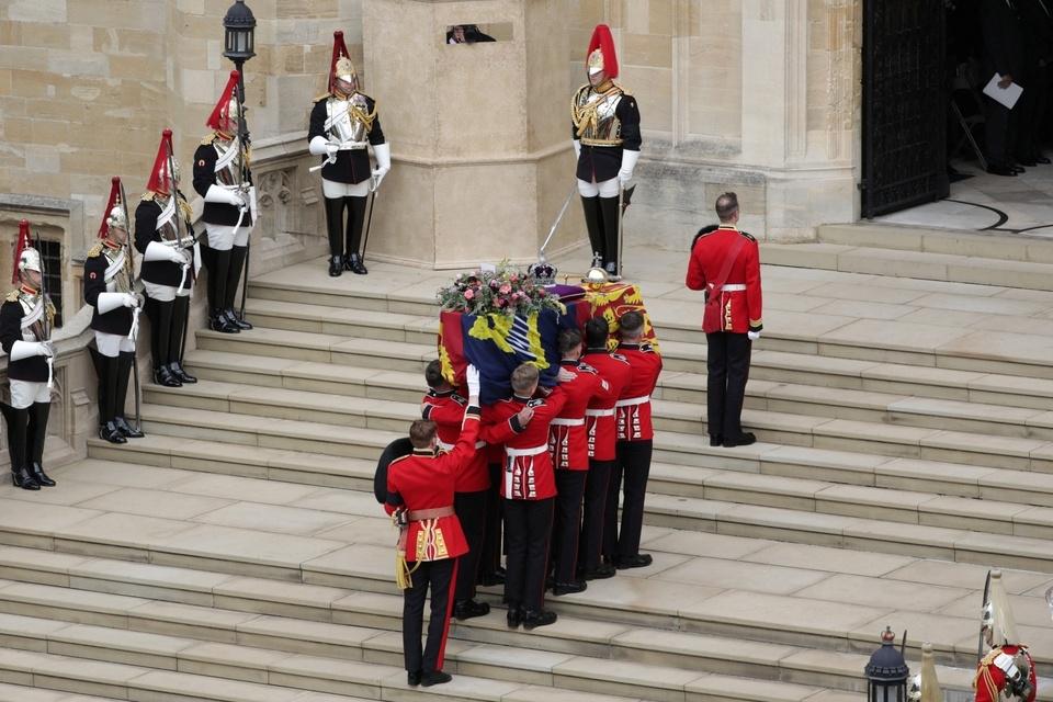 Linh cữu Nữ hoàng Elizabeth II được đưa vào Nhà nguyện St. George. Nghi lễ tại nhà nguyện đã kết thúc vào khoảng 16h50 (giờ địa phương). Linh cữu nữ hoàng đã được hạ xuống Hầm mộ hoàng gia Anh, nơi bà tạm an nghỉ, trước khi được chuyển đến khu Nhà nguyện Tưởng niệm Vua George VI để an táng cùng Hoàng thân Philip.