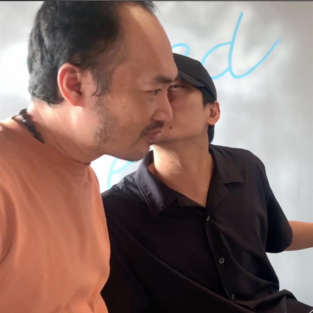 Tin showbiz Việt ngày 20/9: Thu Trang khoe ảnh chồng bị đàn ông hôn-1