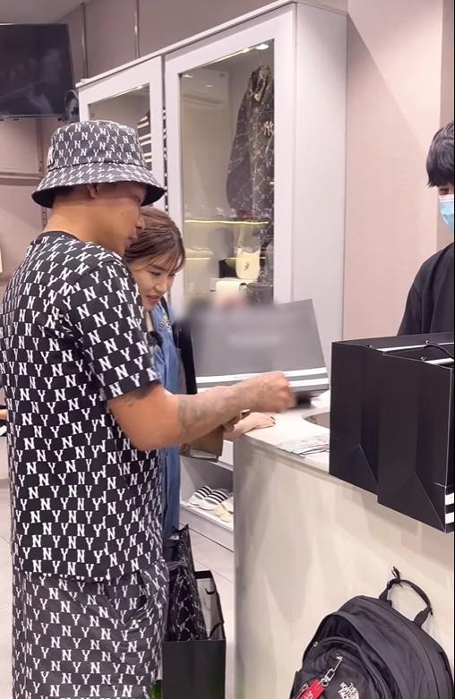 Lộc Fuho đưa vợ sắm đồ hiệu, mất toi 3 nghìn bao xi măng-7