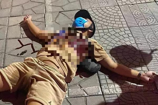 Clip: Kinh hoàng cảnh ô tô tông bay người đàn ông-2