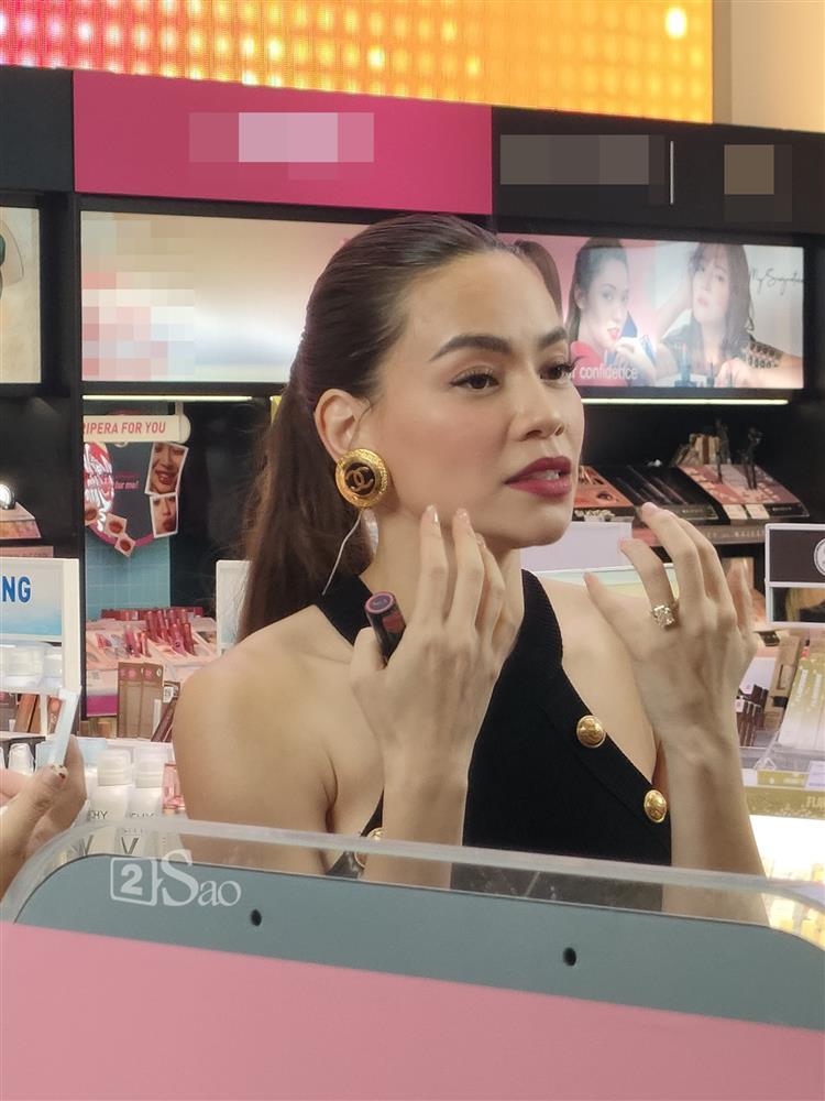 Bắt gặp Hồ Ngọc Hà tại siêu thị, nhan sắc thật ra sao?-1