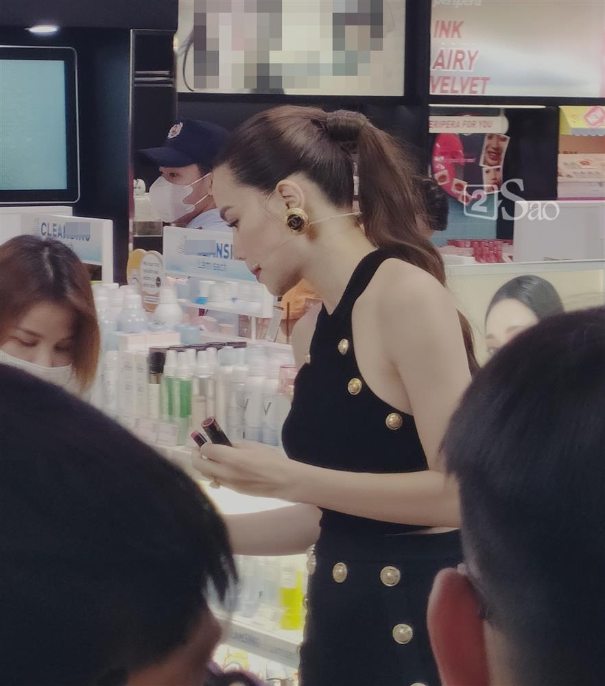 Bắt gặp Hồ Ngọc Hà tại siêu thị, nhan sắc thật ra sao?-17