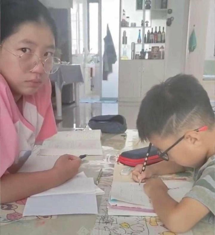 Chê mẹ hung dữ khi kèm em học, cô bé bật khóc khi thay mẹ chăm em-1