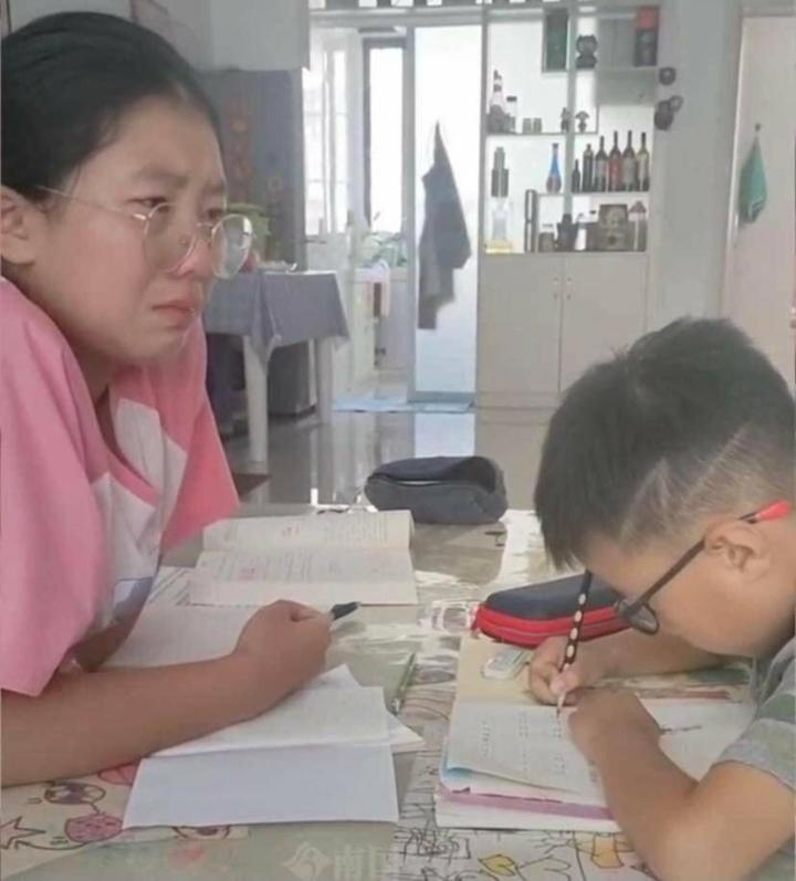 Chê mẹ hung dữ khi kèm em học, cô bé bật khóc khi thay mẹ chăm em-2