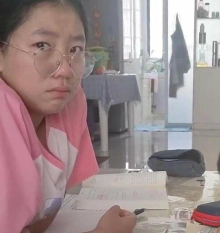 Chê mẹ hung dữ khi kèm em học, cô bé bật khóc khi thay mẹ chăm em-3