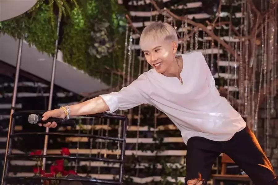 Đạt Villa gây chú ý với loạt ảnh đời thường-2