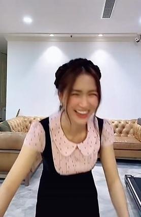 Sao Việt livestream bán hàng online: Hòa Minzy như tấu hài-1